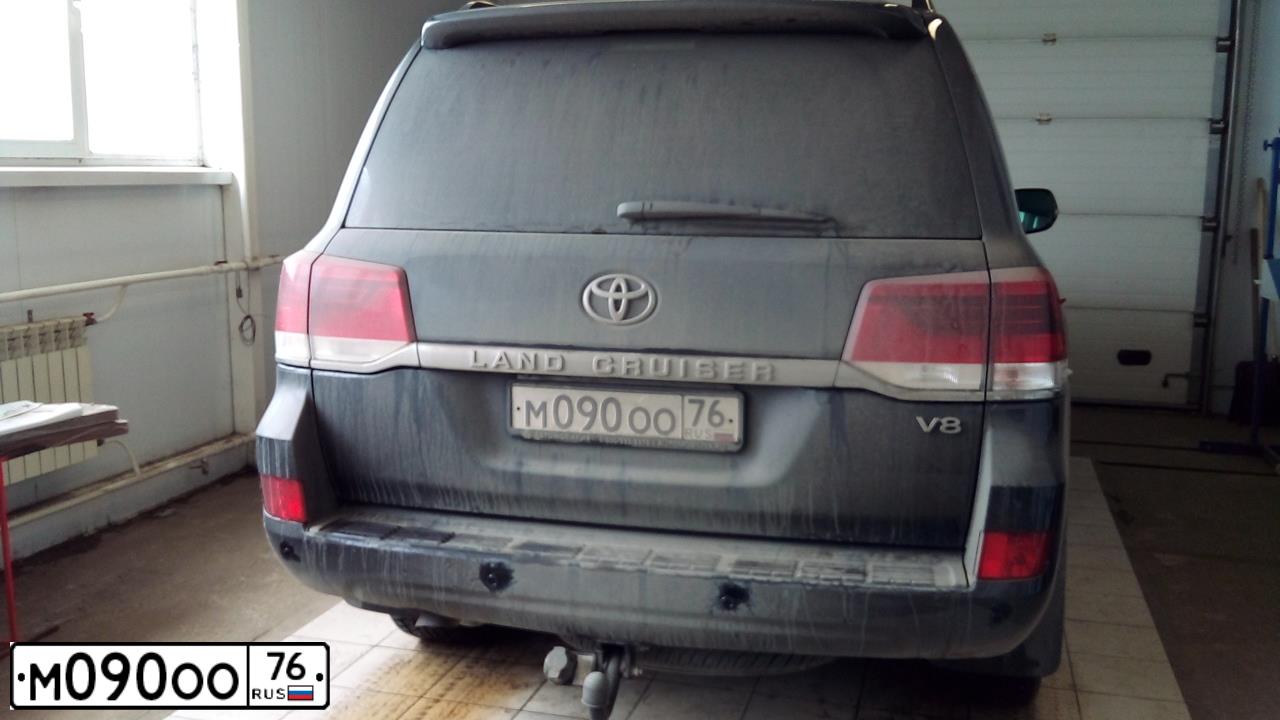 Фото автомобиля TOYOTA LANDCRUISER 200, 2017 — госномер М040ХМ76. Цвет: ЧЕРНЫЙ