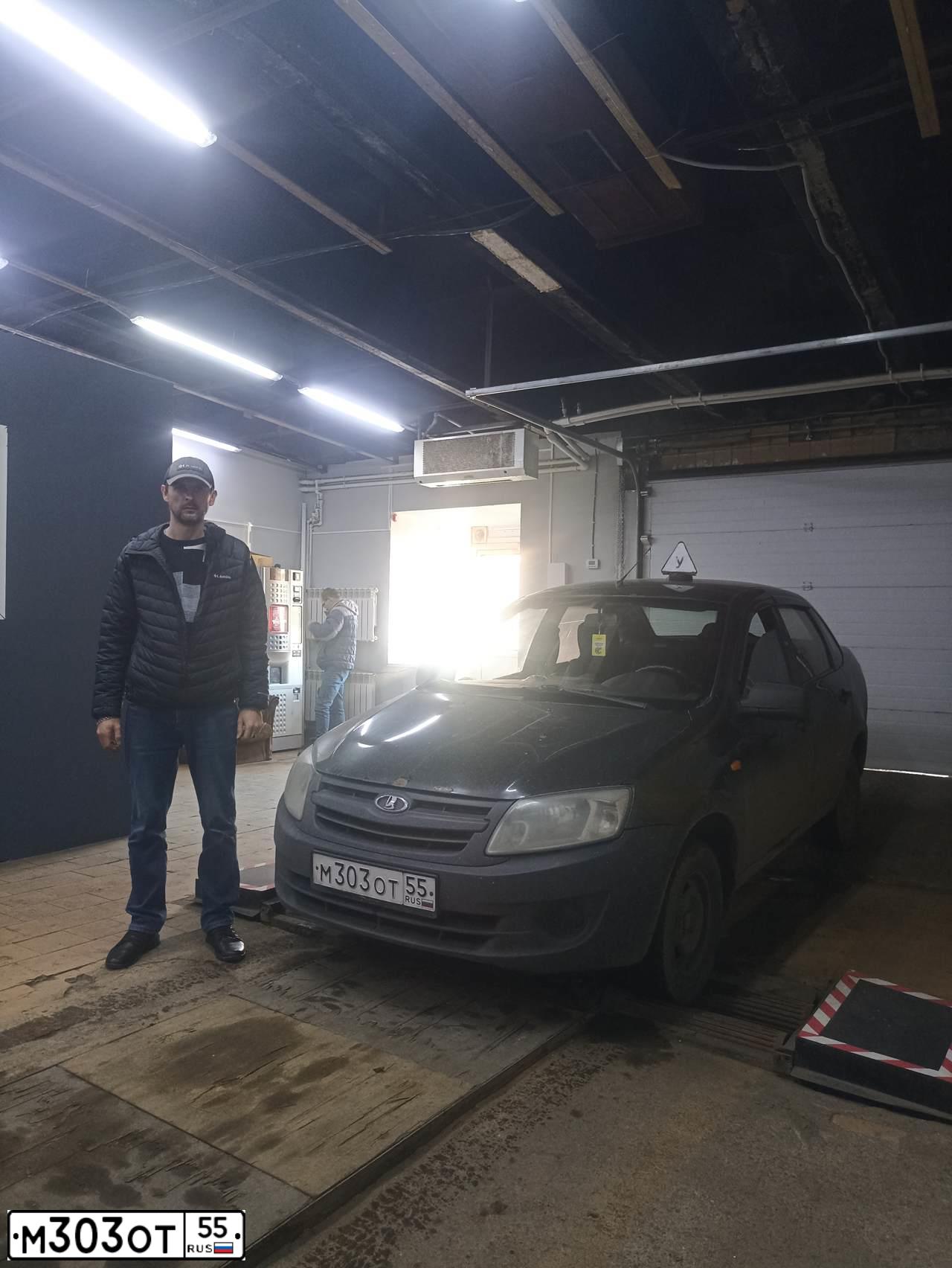 Фото автомобиля LADA 2190 GRANTA, 2014 — госномер А876ОУ155. Цвет: ЧЕРНЫЙ