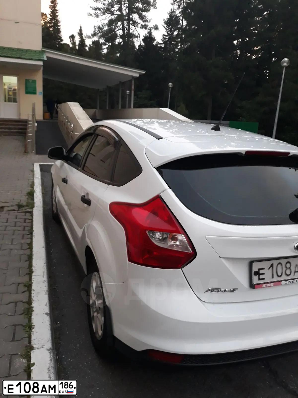 Фото автомобиля FORD FOCUS, 2012 — госномер Х490ВК196. Цвет: Белый