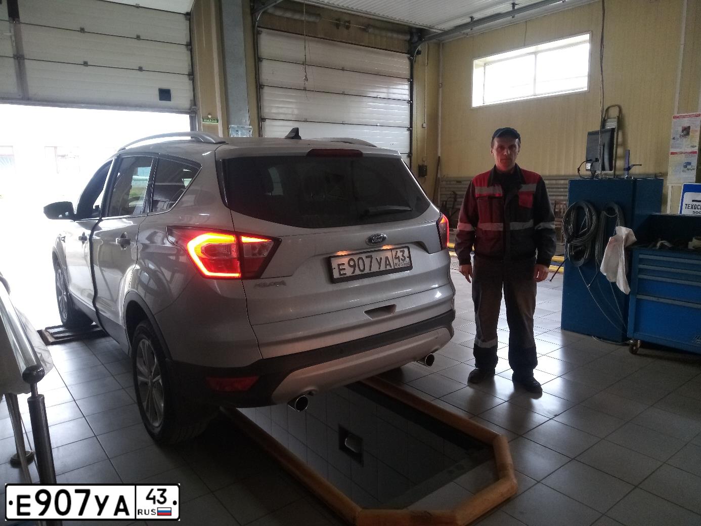 Фото автомобиля FORD KUGA, 2017 — госномер Е907УА43. Цвет: Серебристый