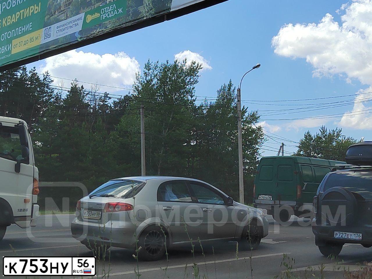 Фото автомобиля VOLKSWAGEN TRANSPORTER, 1995 — госномер К753НУ56. Цвет: Белый