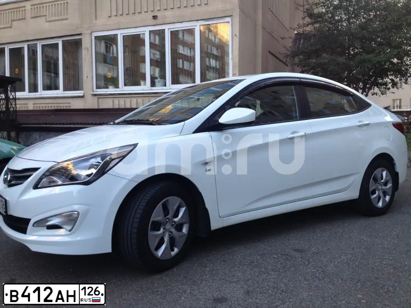 Фото автомобиля HYUNDAI SOLARIS, 2015 — госномер В412АН126. Цвет: БЕЛЫЙ