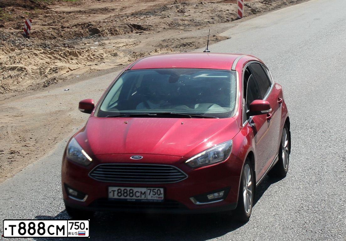 Фото автомобиля FORD FOCUS, 2018 — госномер Т888СМ750. Цвет: Красный