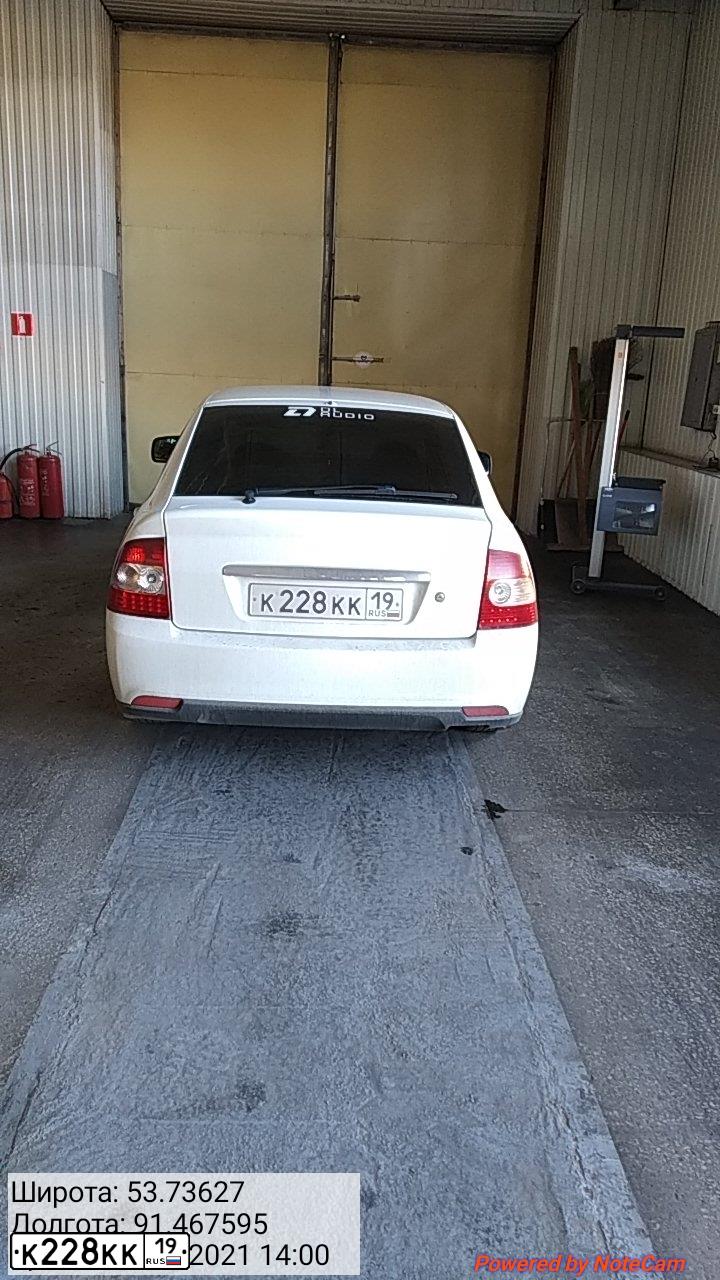 Фото автомобиля LADA 2172 PRIORA, 2014 — госномер К228КК19. Цвет: БЕЛЫЙ