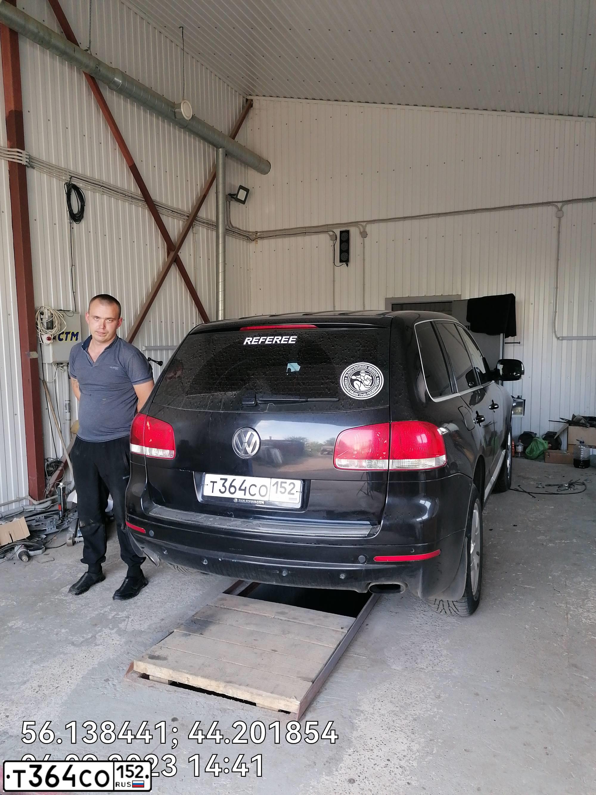 Фото автомобиля VOLKSWAGEN TOUAREG, 2005 — госномер Т364СО152. Цвет: ЧЕРНЫЙ