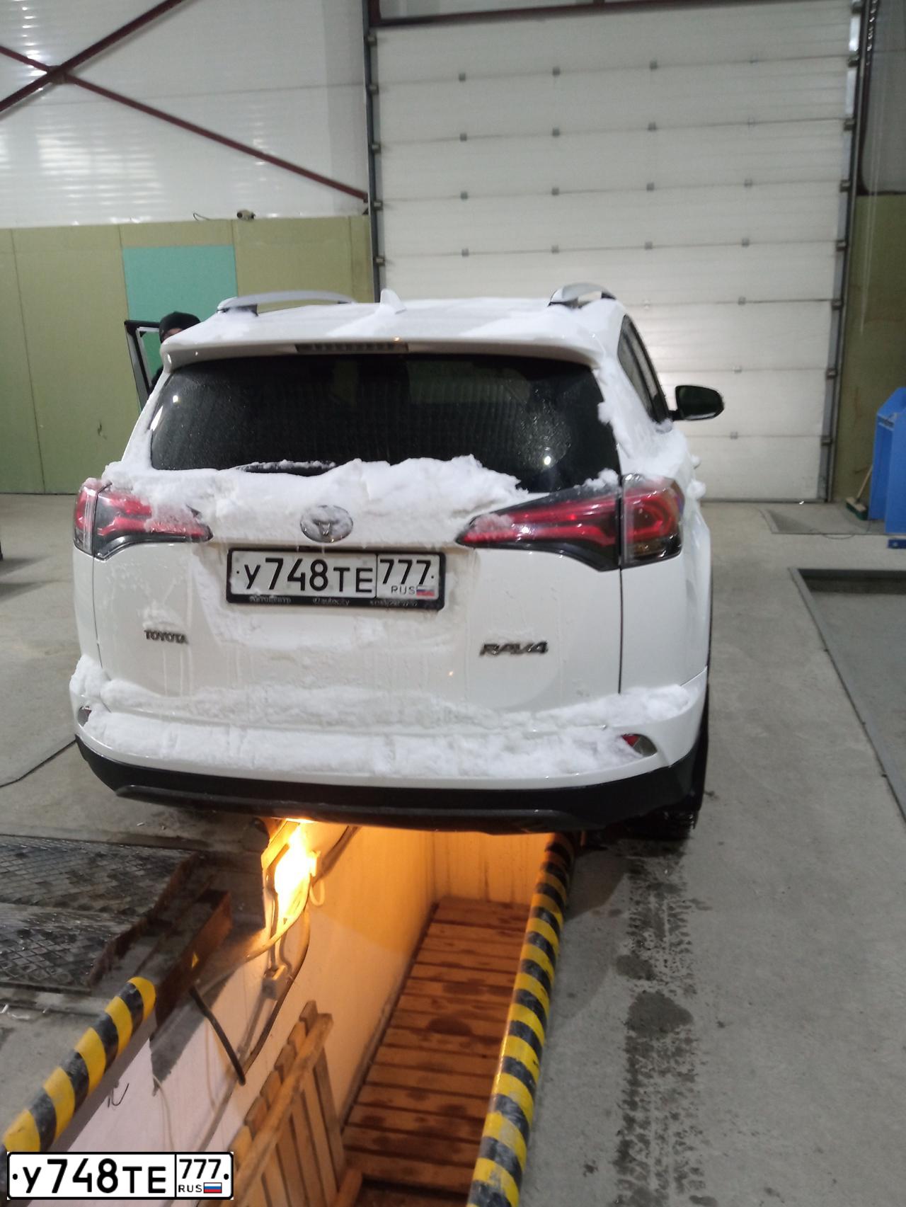 Фото автомобиля TOYOTA RAV4, 2016 — госномер Т170АМ154. Цвет: Белый