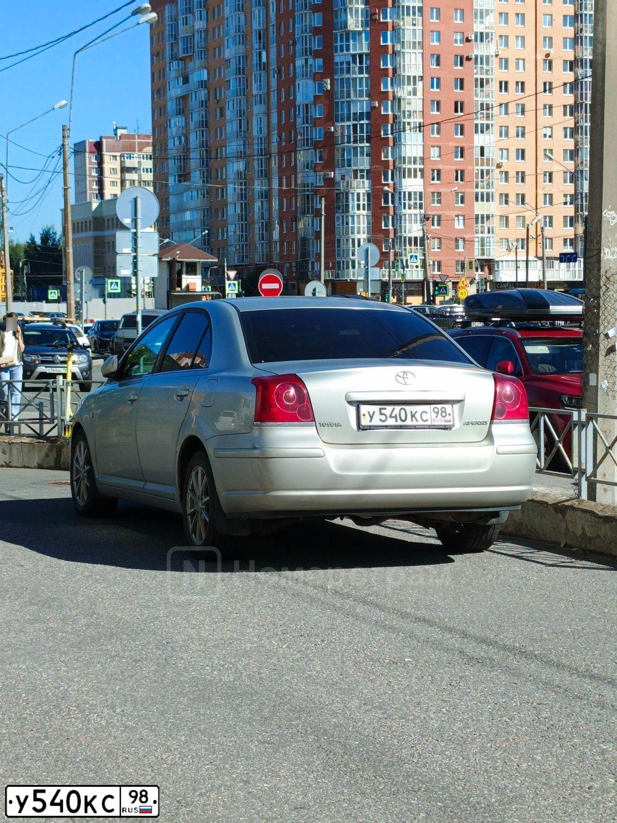 Фото автомобиля TOYOTA AVENSIS, 2005 — госномер У540КС98. Цвет: Серебристый