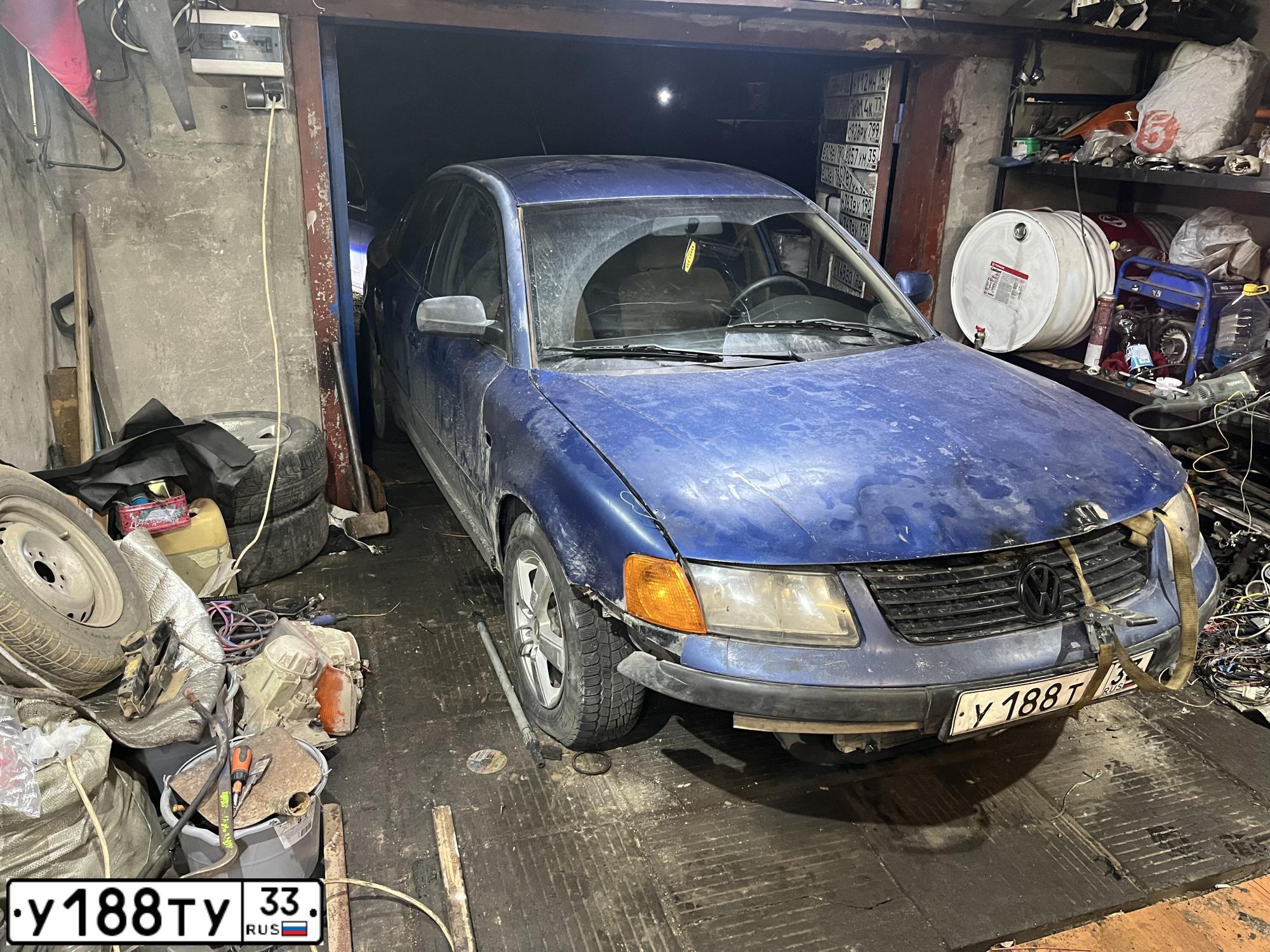 Фото автомобиля VOLKSWAGEN PASSAT, 1997 — госномер У188ТУ33. Цвет: синий