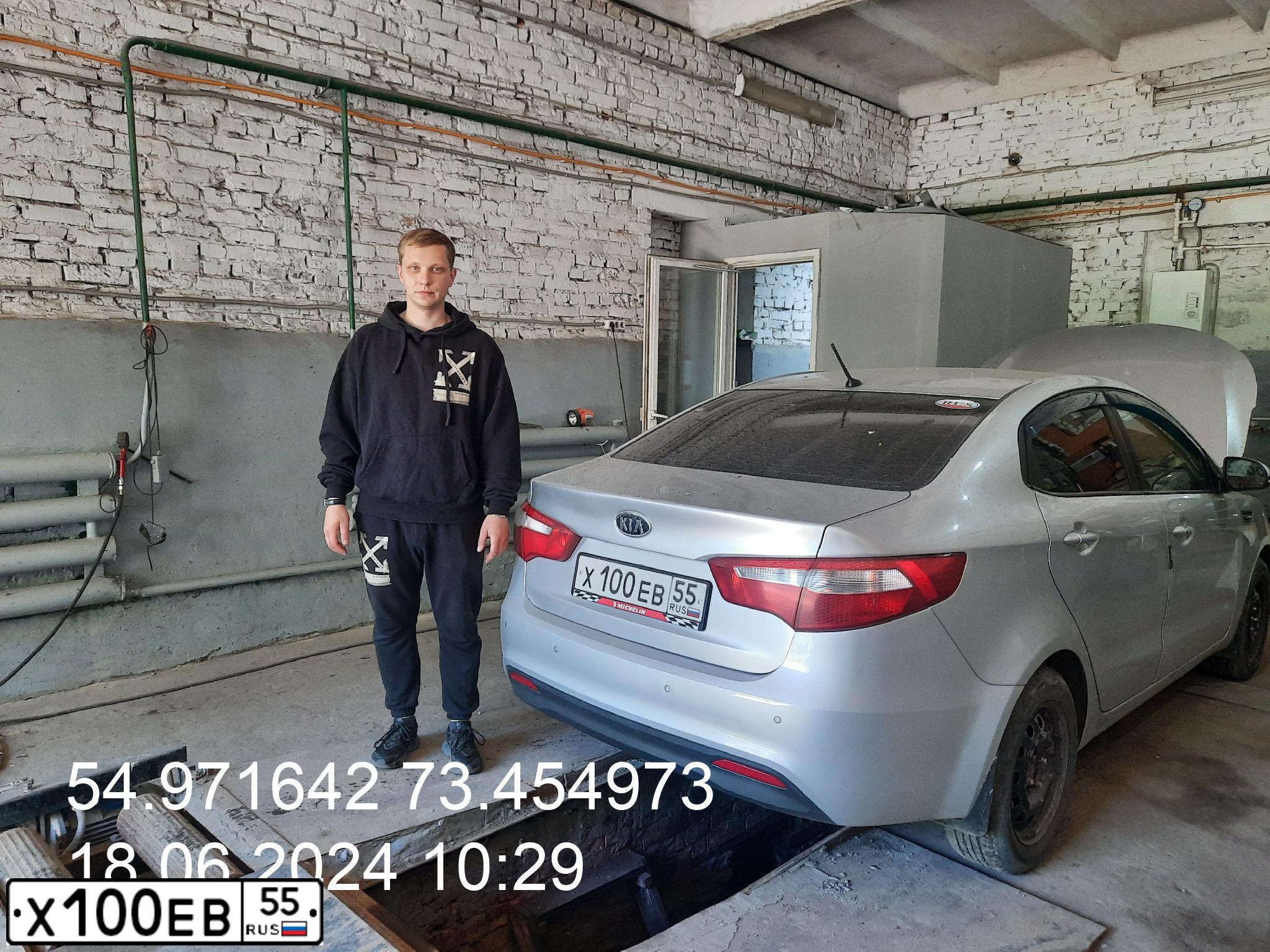 Фото автомобиля KIA RIO, 2012 — госномер В689РЕ155. Цвет: Серебристый