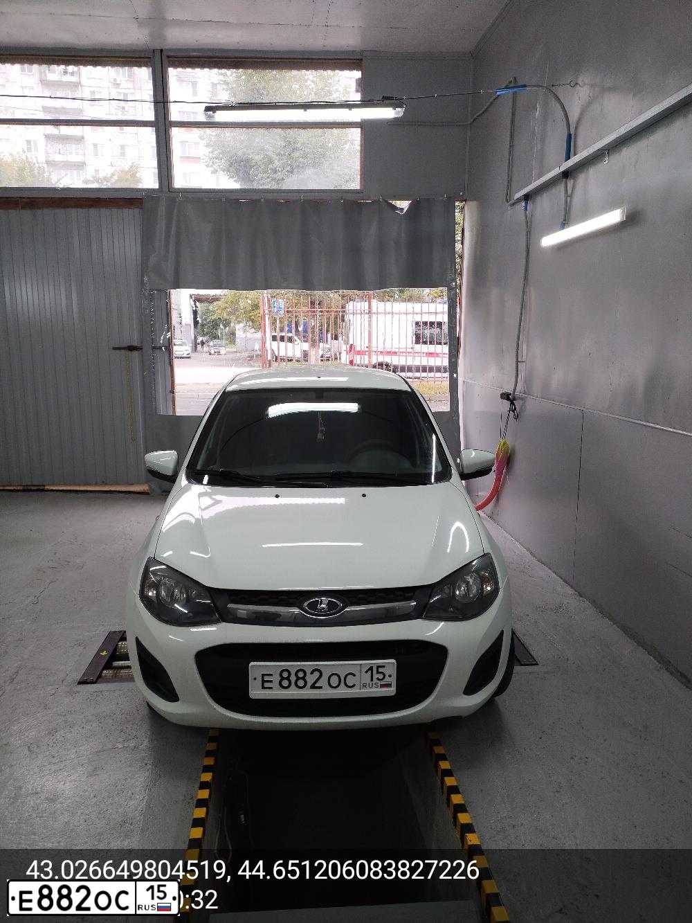 Фото автомобиля LADA 2192 KALINA, 2014 — госномер А233АК126. Цвет: Белый