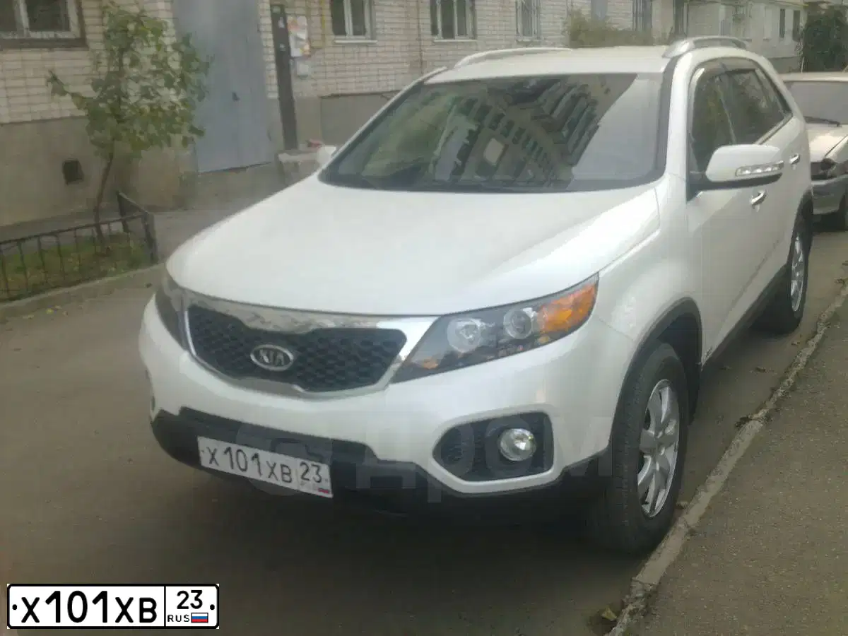 Фото автомобиля KIA SORENTO, 2012 — госномер Х101ХВ23. Цвет: БЕЛЫЙ