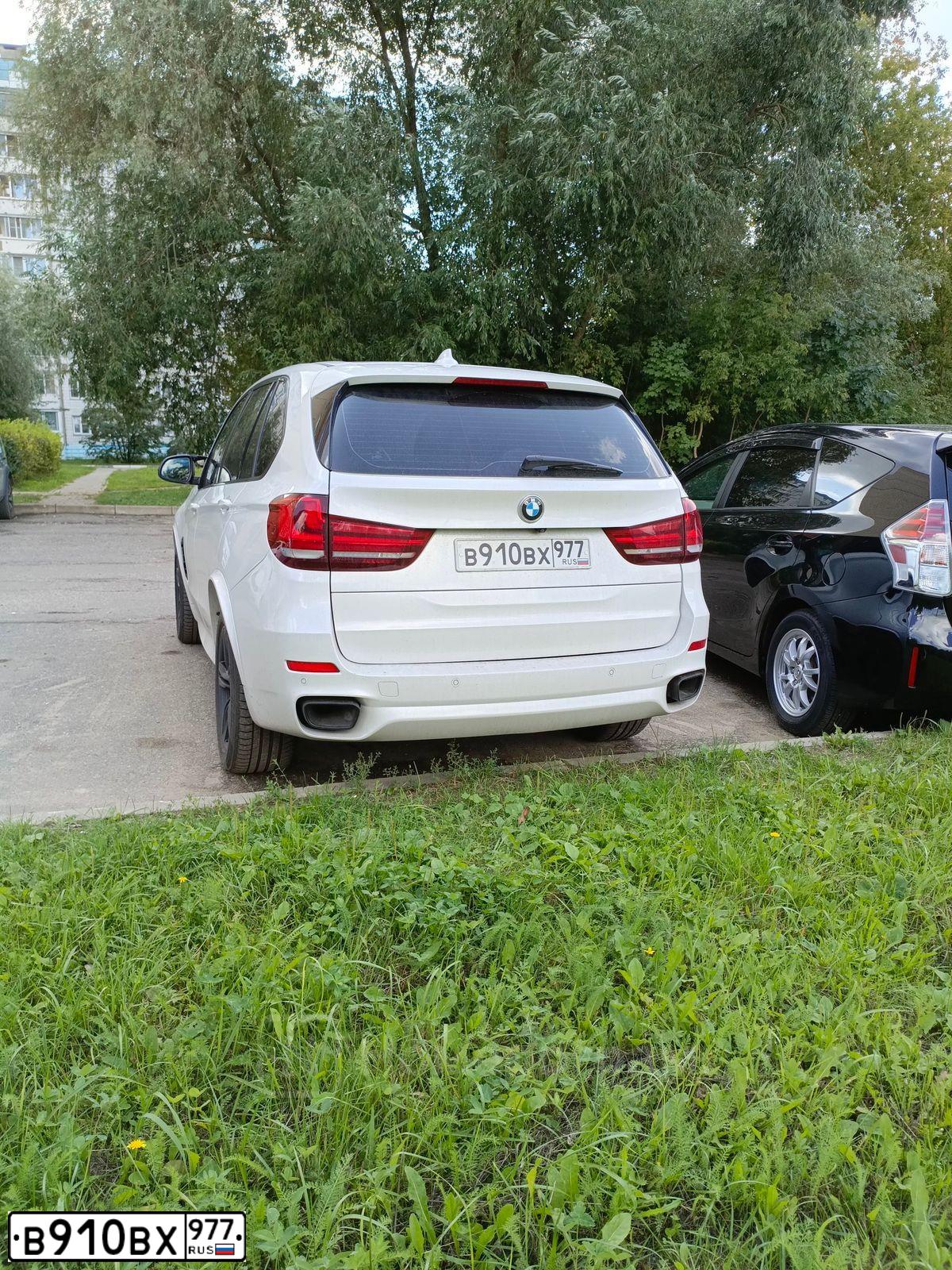 Фото автомобиля BMW X5, 2016 — госномер В910ВХ977. Цвет: БЕЛЫЙ МЕТАЛЛИК