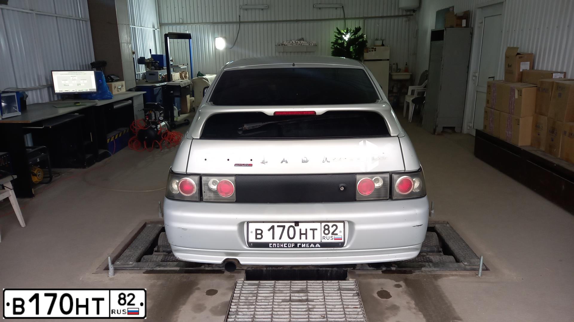 Фото автомобиля LADA 2112, 2004 — госномер Р825ЕС790. Цвет: Серый
