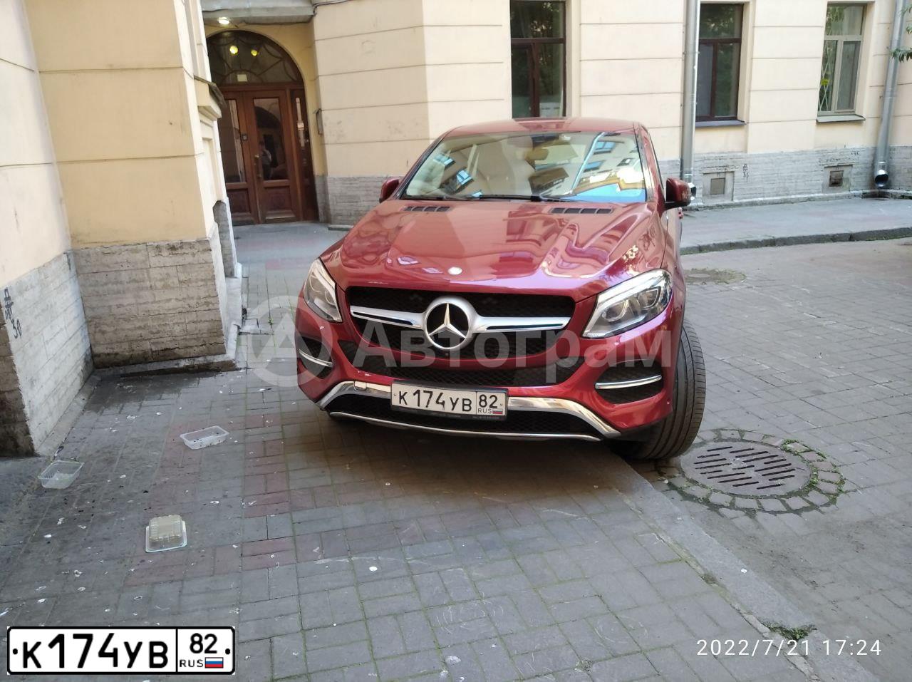 Фото автомобиля МЕРСЕДЕС-БЕНЦ GLE 350 D 4MATIC, 2015 — госномер С990КЕ198. Цвет: Красный
