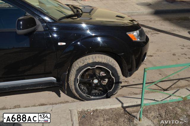 Фото автомобиля MITSUBISHI OUTLANDER, 2007 — госномер А688АС134. Цвет: ЧЕРНЫЙ