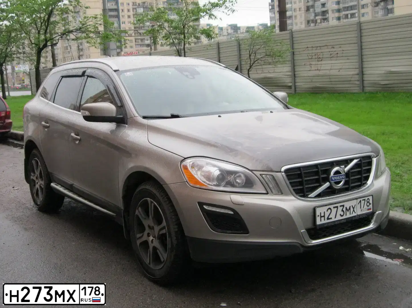 Фото автомобиля VOLVO XC60, 2010 — госномер Н273МХ178. Цвет: БЕЖЕВЫЙ