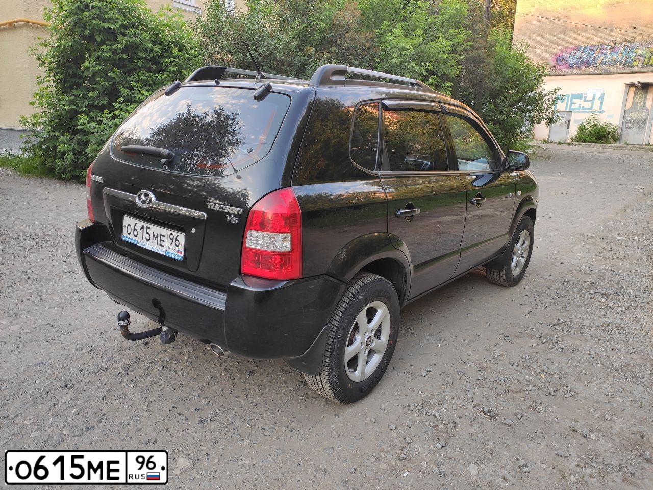 Фото автомобиля HYUNDAI TUCSON, 2005 — госномер О615МЕ96. Цвет: ЧЕРНЫЙ