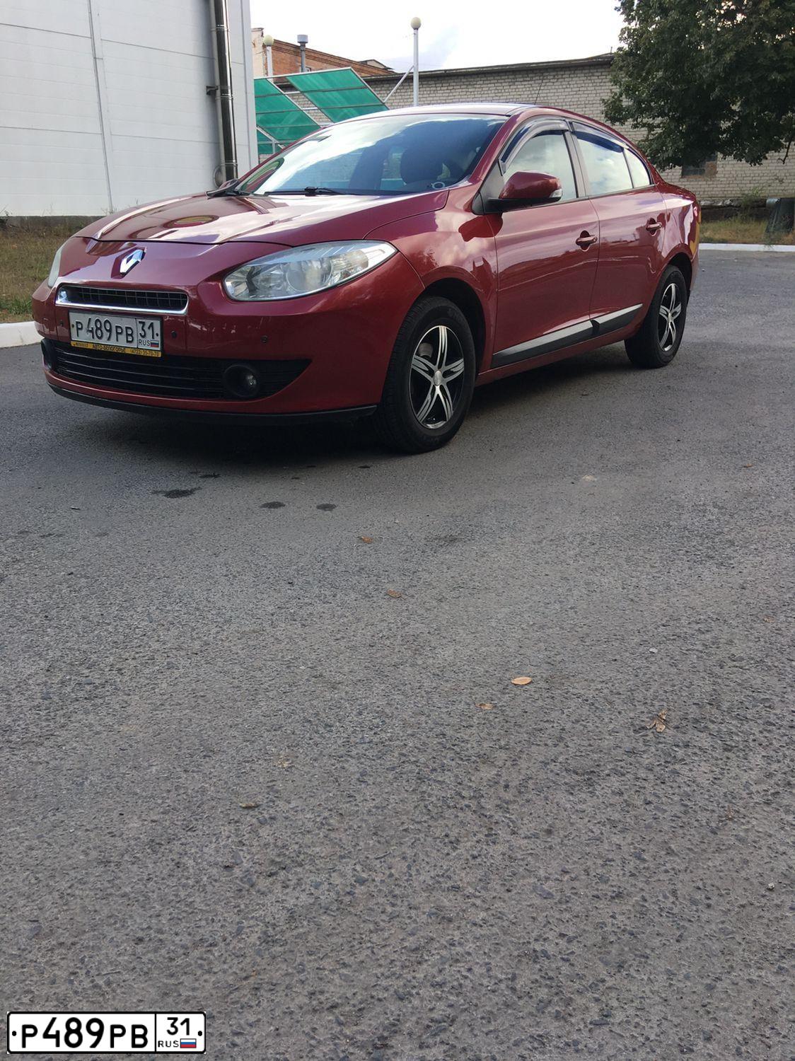 Фото автомобиля RENAULT FLUENCE, 2010 — госномер Р489РВ31. Цвет: Красный