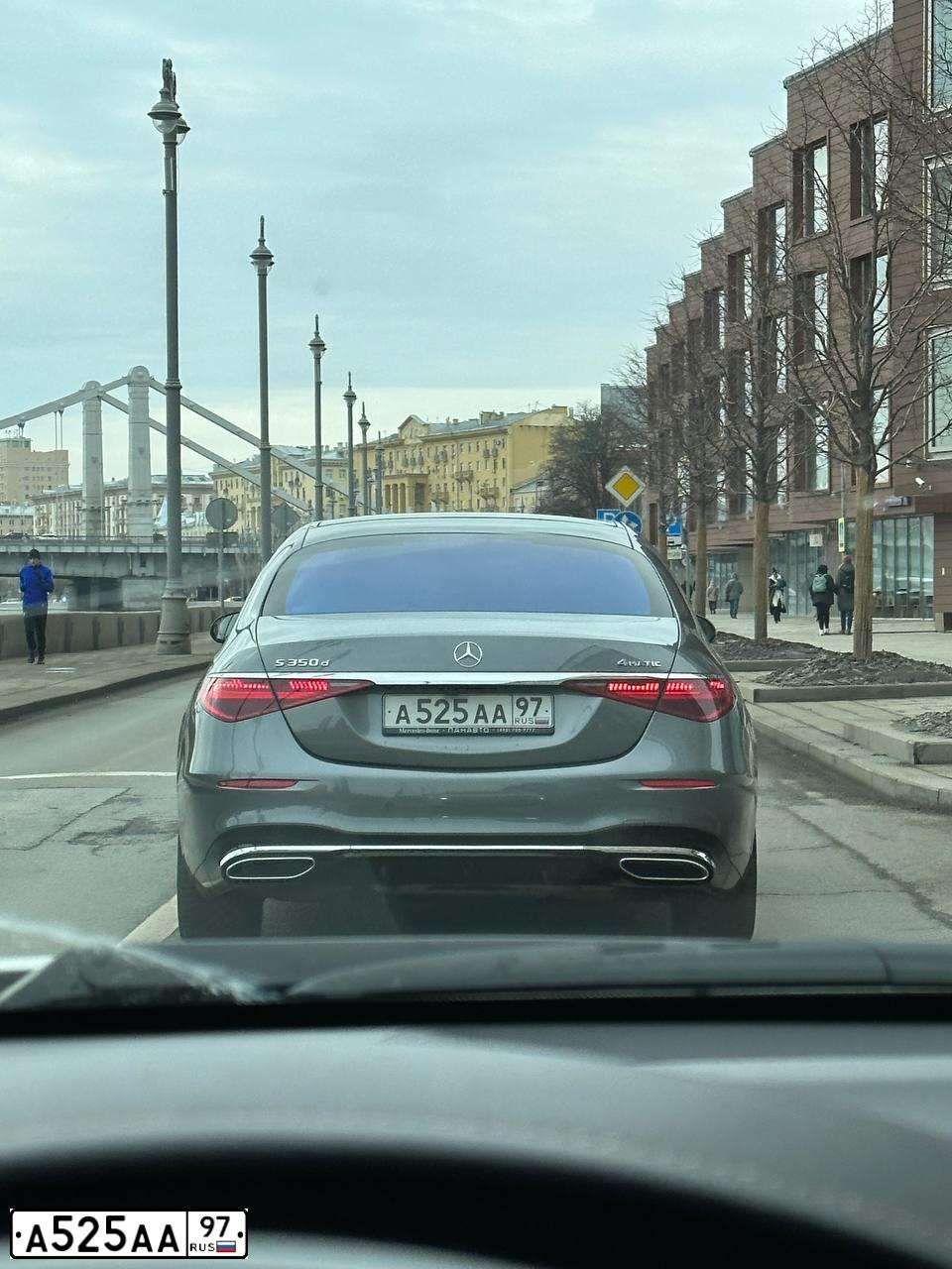 Фото автомобиля MERCEDES S-KLASSE, 2001 — госномер А525АА97. Цвет: Серебристый