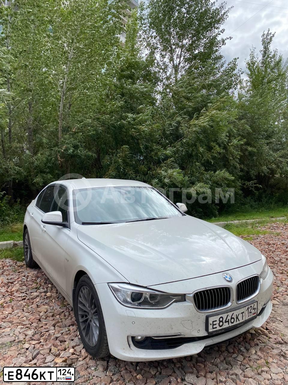 Фото автомобиля BMW SERIE 3, 2013 — госномер Е846КТ124. Цвет: Белый