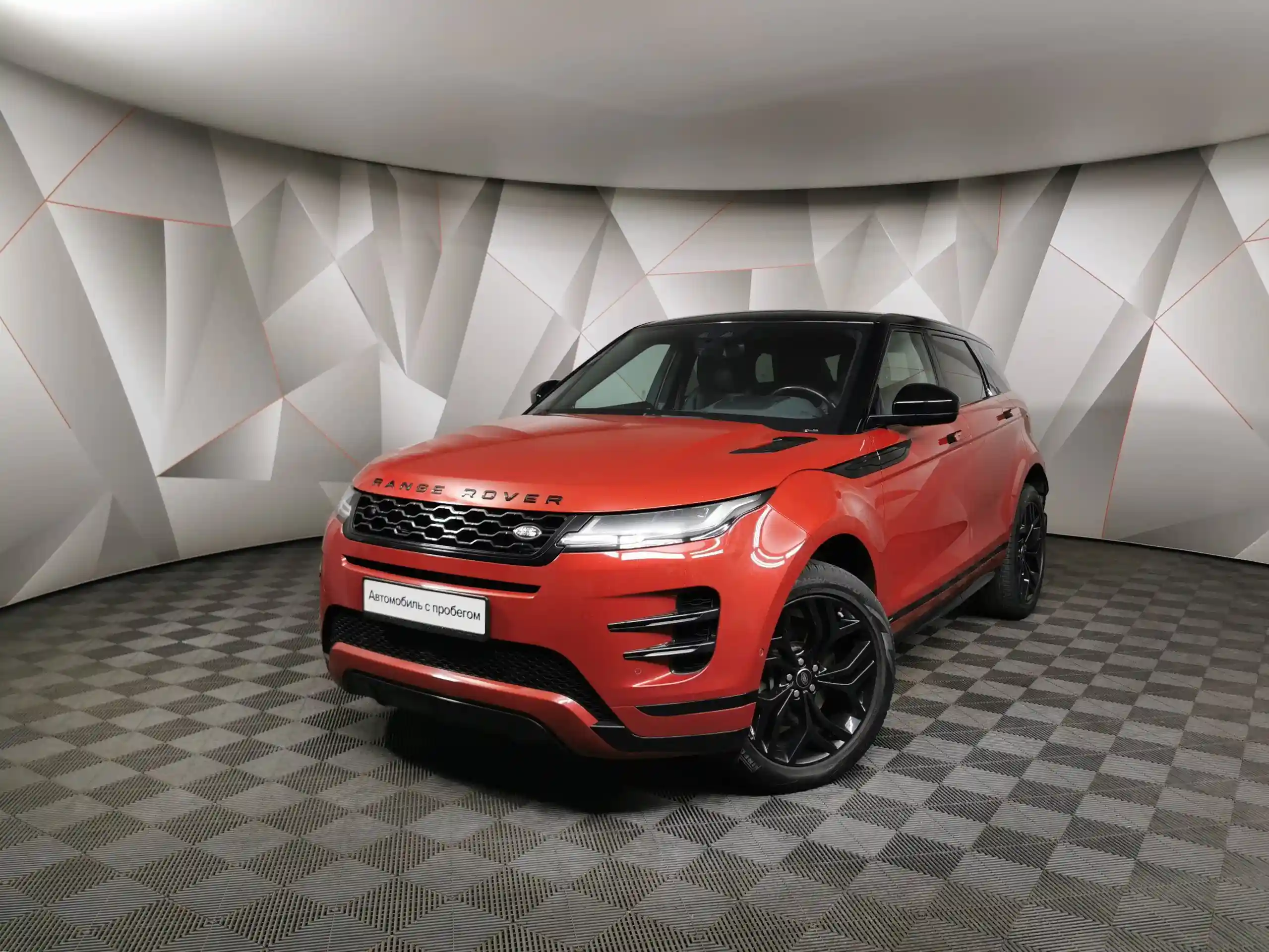Фото автомобиля LAND ROVER RANGE ROVER EVOQUE, 2019 — госномер С688ТУ790. Цвет: КРАСНЫЙ