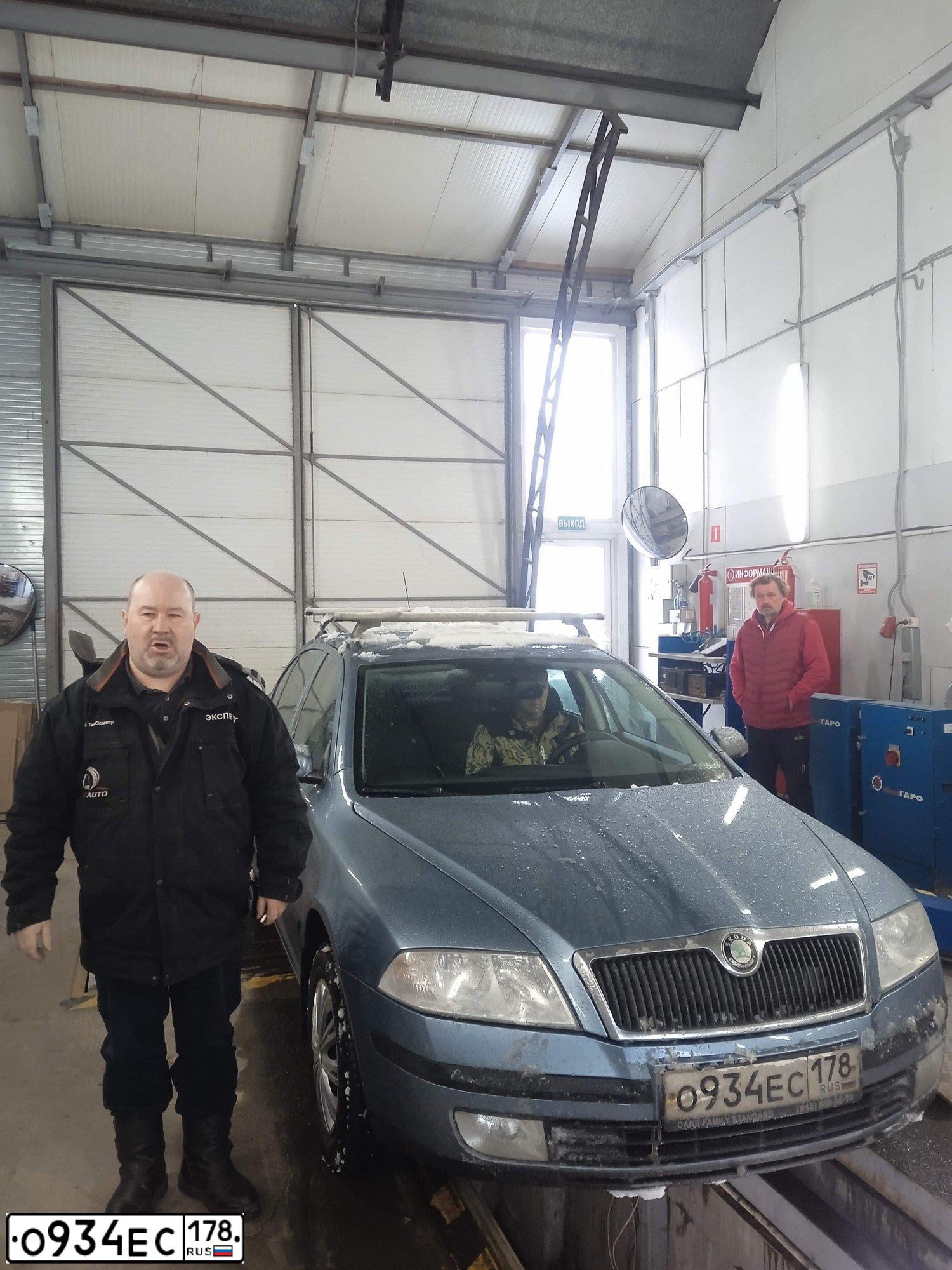 Фото автомобиля SKODA OCTAVIA, 2008 — госномер О934ЕС178. Цвет: СЕРО-ГОЛУБОЙ