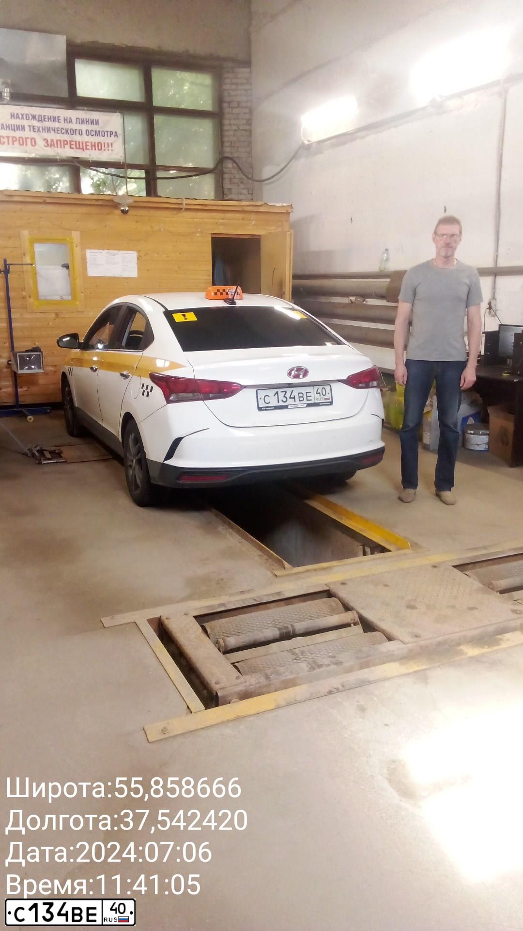 Фото автомобиля HYUNDAI SOLARIS, 2020 — госномер С134ВЕ40. Цвет: БЕЛЫЙ-ЖЕЛТЫЙ-СЕРЫЙ