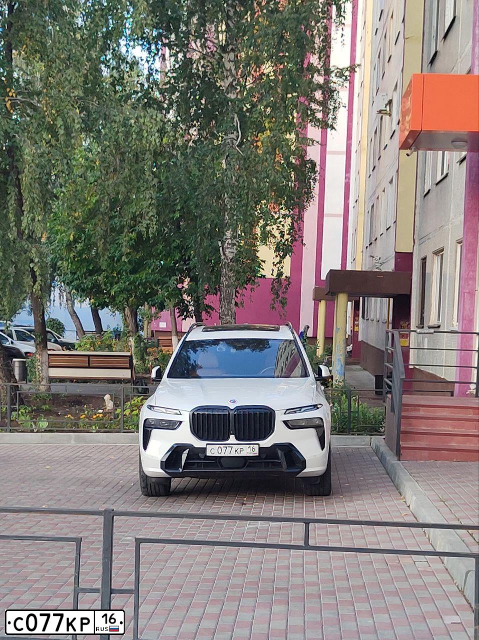 Фото автомобиля PORSCHE MACAN, 2015 — госномер К154УЕ186. Цвет: Белый