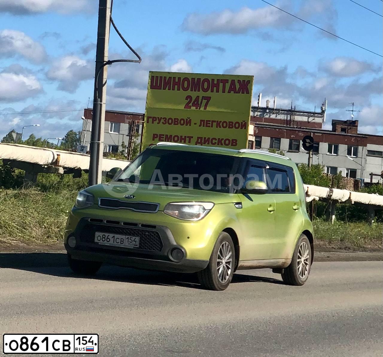 Фото автомобиля KIA SOUL, 2014 — госномер О861СВ154. Цвет: ЗЕЛЕНЫЙ
