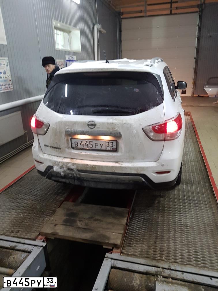 Фото автомобиля NISSAN PATHFINDER, 2015 — госномер В445РУ33. Цвет: БЕЛЫЙ