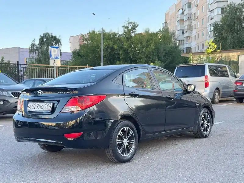 Фото автомобиля HYUNDAI SOLARIS, 2011 — госномер Х429НО197. Цвет: ЧЕРНЫЙ