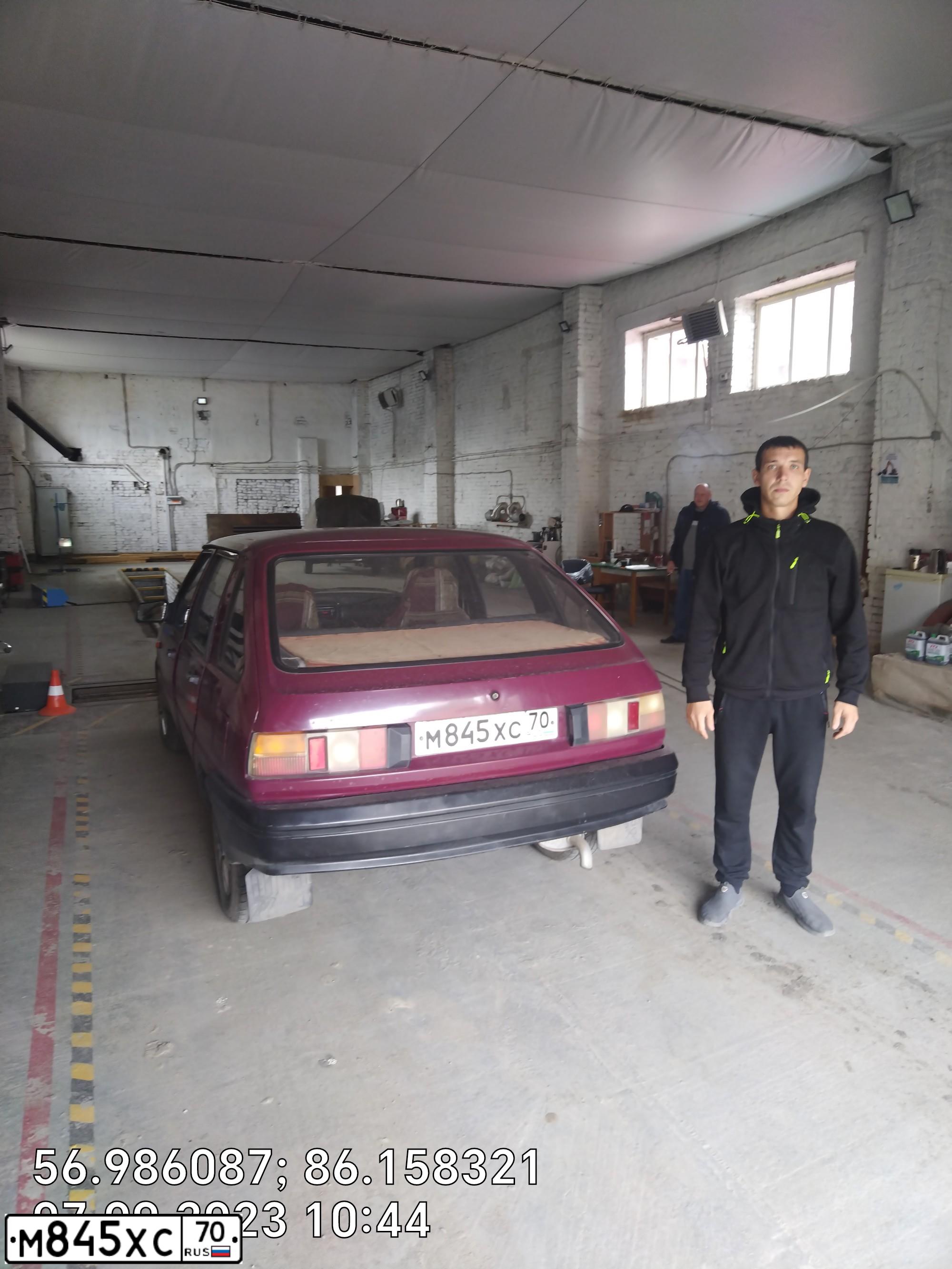 Фото автомобиля IZH 2126, 2000 — госномер М845ХС70. Цвет: Красный