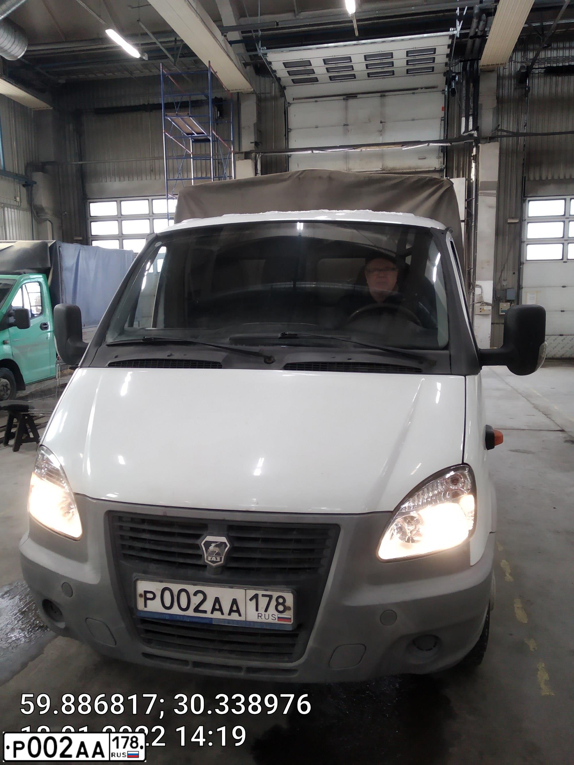 Фото автомобиля GAZ 3302 EL, 2013 — госномер Р002АА178. Цвет: БЕЛЫЙ