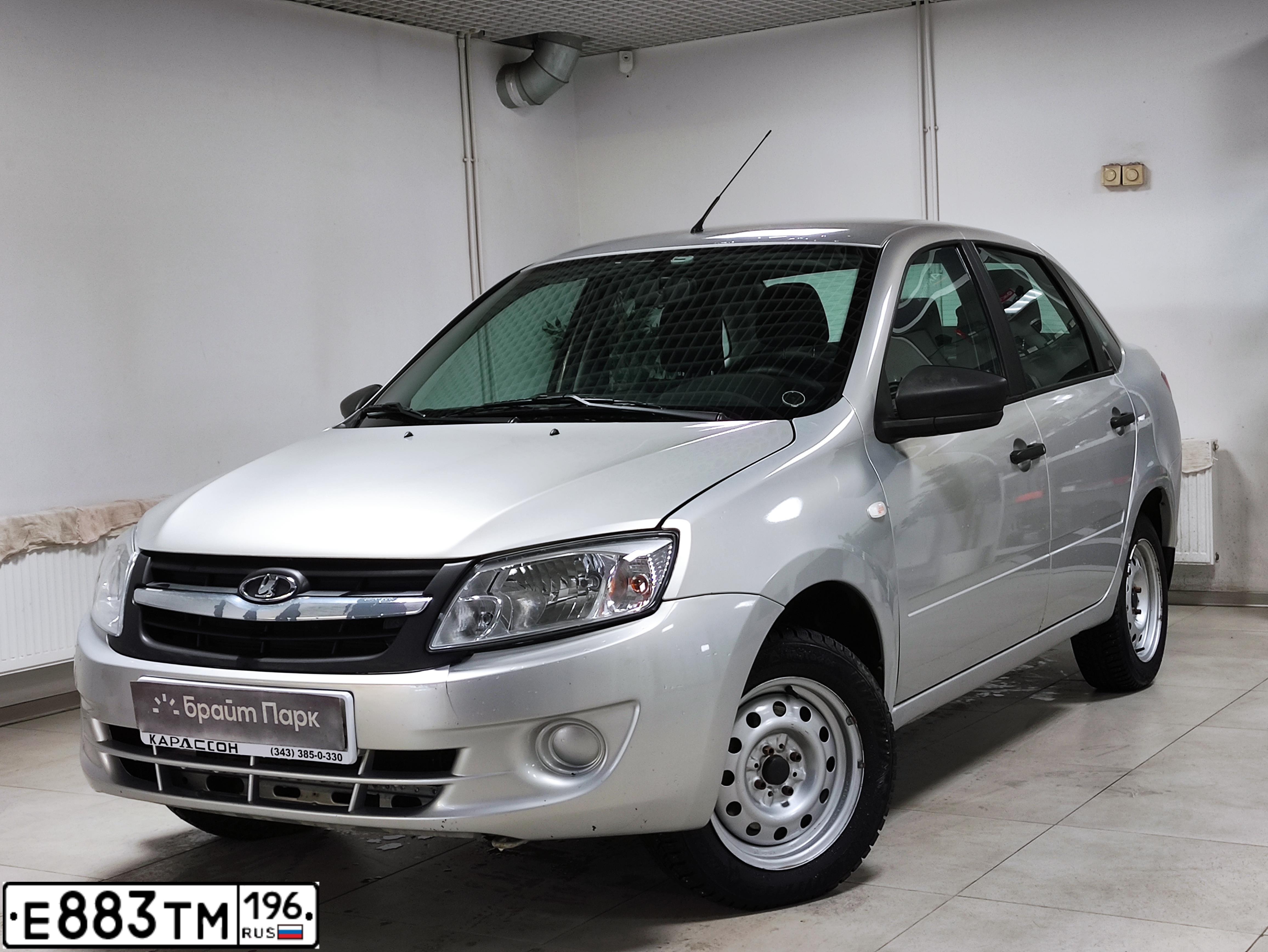 Фото автомобиля LADA 2190 GRANTA, 2017 — госномер Е883ТМ196. Цвет: СВЕТЛО-СЕРЫЙ