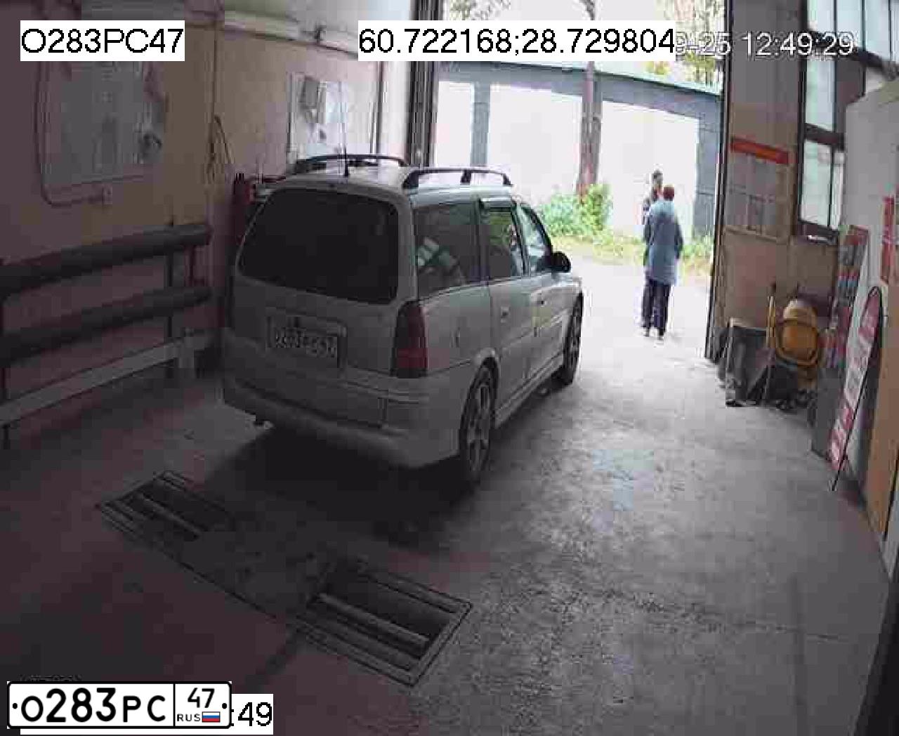 Фото автомобиля OPEL VECTRA, 2000 — госномер Е636ЕЕ150. Цвет: СЕРЕБРИСТЫЙ