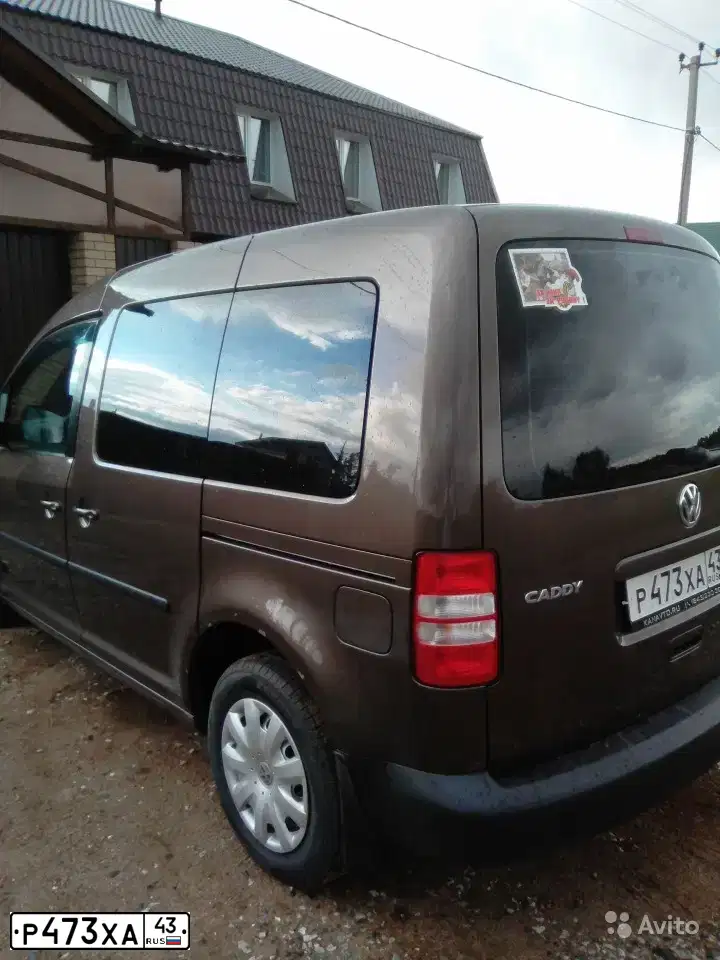 Фото автомобиля VOLKSWAGEN CADDY, 2011 — госномер Р473ХА43. Цвет: Коричневый