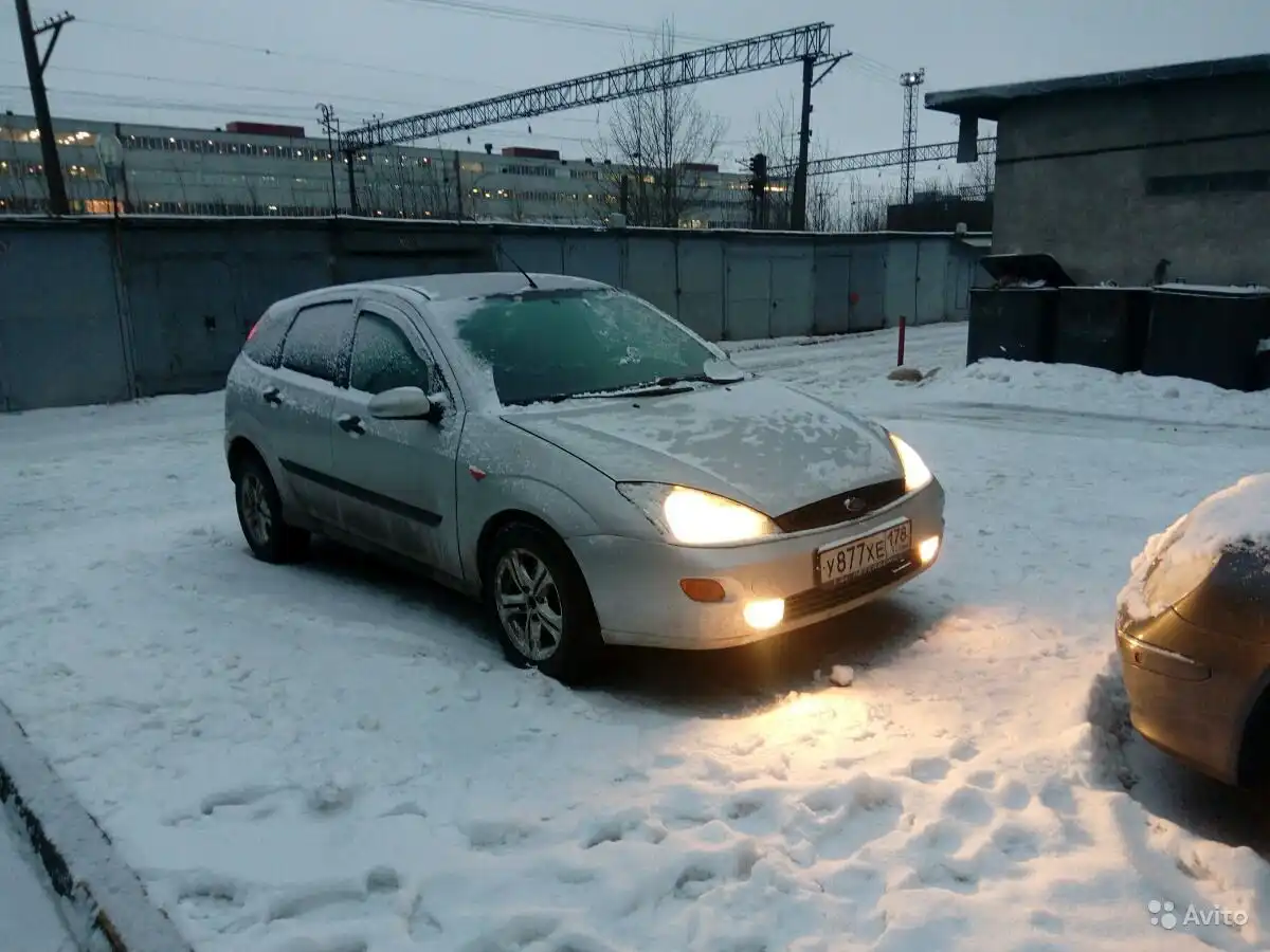 Фото автомобиля FORD FOCUS, 2001 — госномер У877ХЕ178. Цвет: серебристый