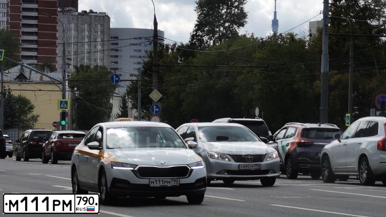Фото автомобиля SKODA OCTAVIA, 2022 — госномер М111РМ790. Цвет: БЕЛЫЙ-ЖЕЛТЫЙ-СЕРЫЙ