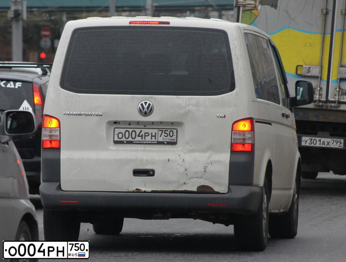 Фото автомобиля VOLKSWAGEN TRANSPORTER, 2005 — госномер О004РН750. Цвет: Серый