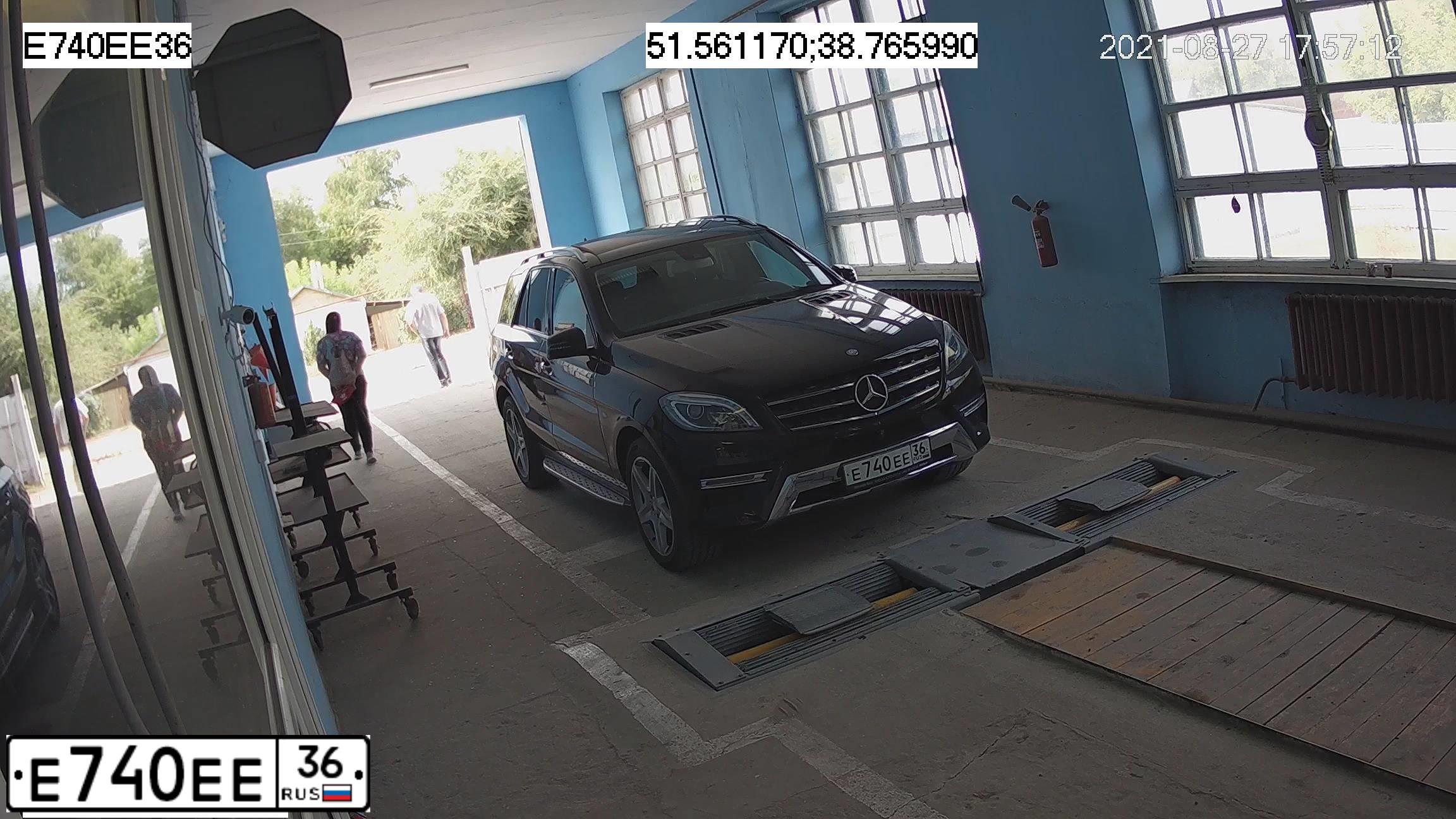 Фото автомобиля INFINITI QX70, 2010 — госномер Р697МО46. Цвет: Белый