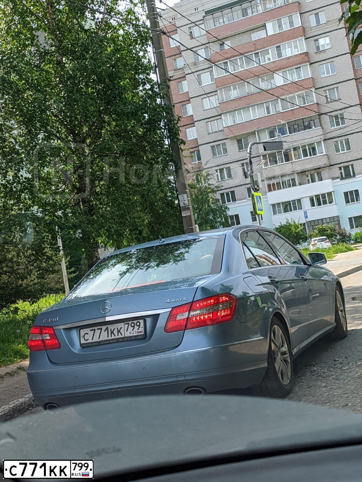 Фото автомобиля MERCEDES E-KLASSE, 2010 — госномер С771КК799. Цвет: НЕБЕСНО-ГОЛУБОЙ