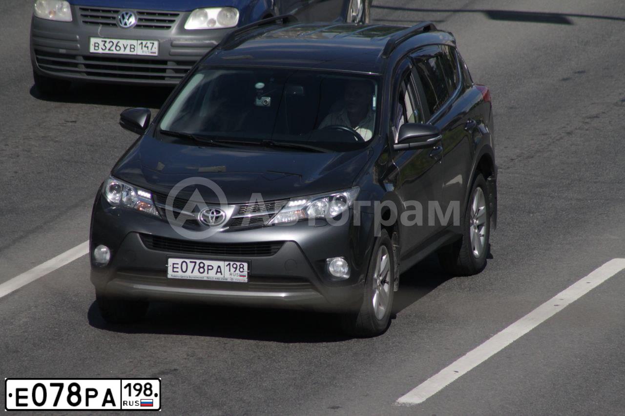 Фото автомобиля TOYOTA RAV4, 2013 — госномер Р444ТЕ178. Цвет: СЕРЫЙ