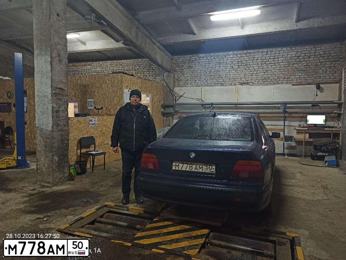 Фото автомобиля BMW SERIE 5, 1996 — госномер М778АМ50. Цвет: синий