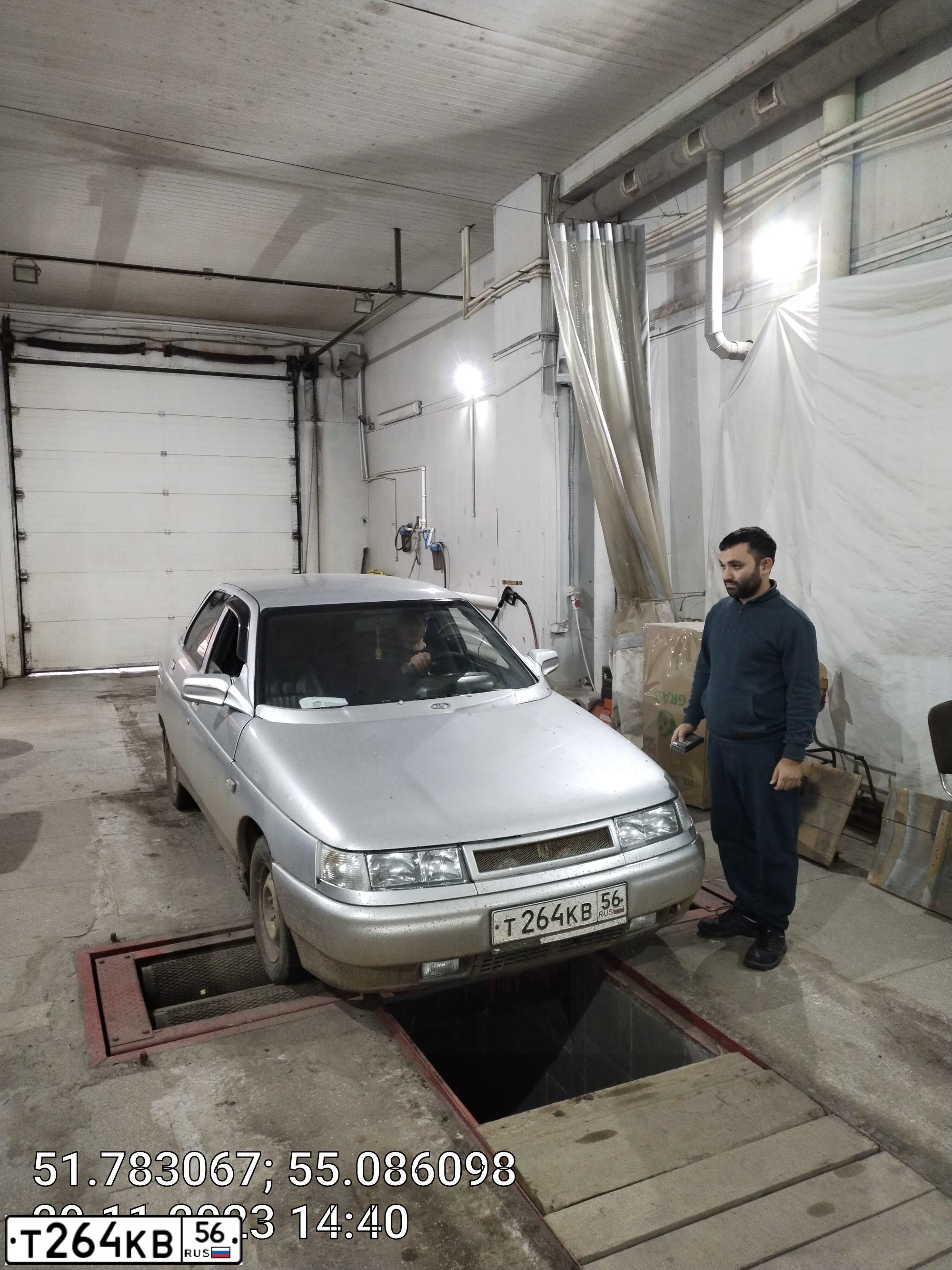 Фото автомобиля LADA 2110, 2002 — госномер Е294ВО156. Цвет: Светло-серебристый металик
