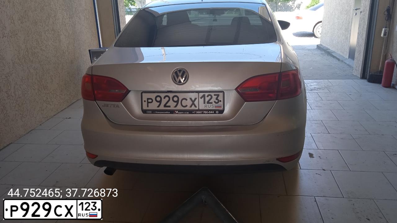 Фото автомобиля VOLKSWAGEN JETTA, 2013 — госномер С011ВР193. Цвет: СЕРЕБРИСТЫЙ