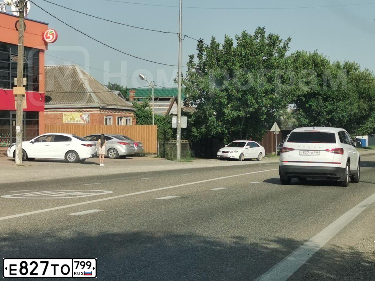 Фото автомобиля SKODA KODIAQ, 2020 — госномер Е827ТО799. Цвет: Белый