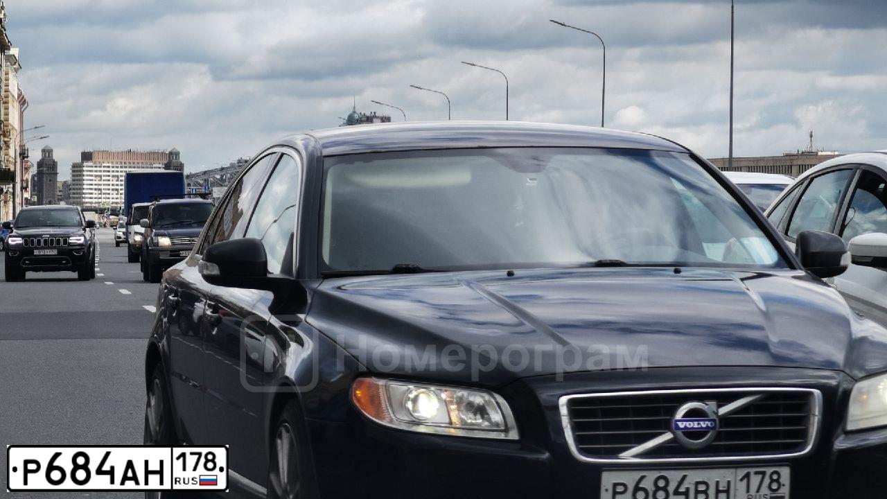 Фото автомобиля SKODA OCTAVIA, 2010 — госномер Е077ХХ53. Цвет: СЕРЫЙ