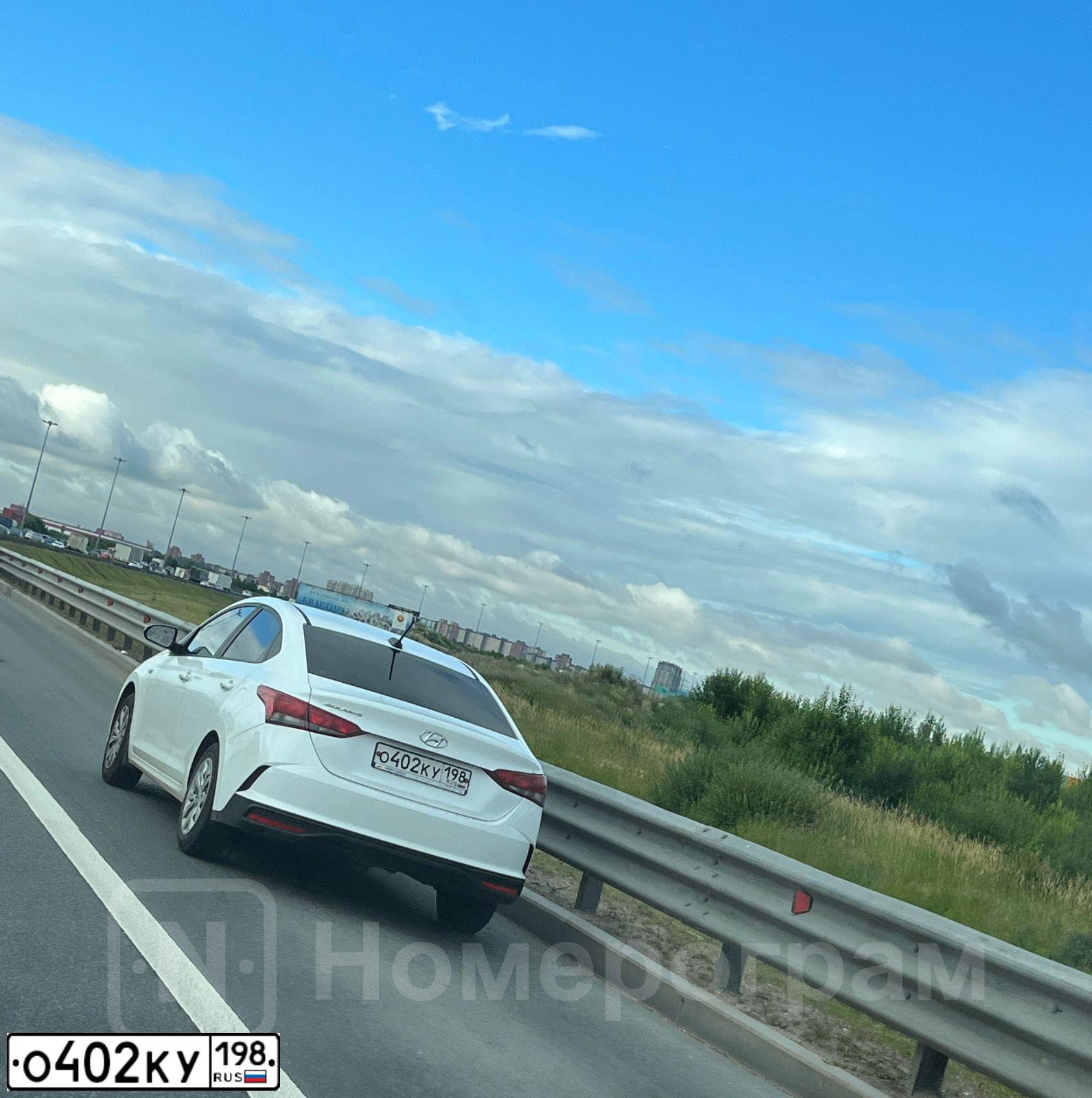 Фото автомобиля HYUNDAI SOLARIS, 2020 — госномер О402КУ198. Цвет: Белый