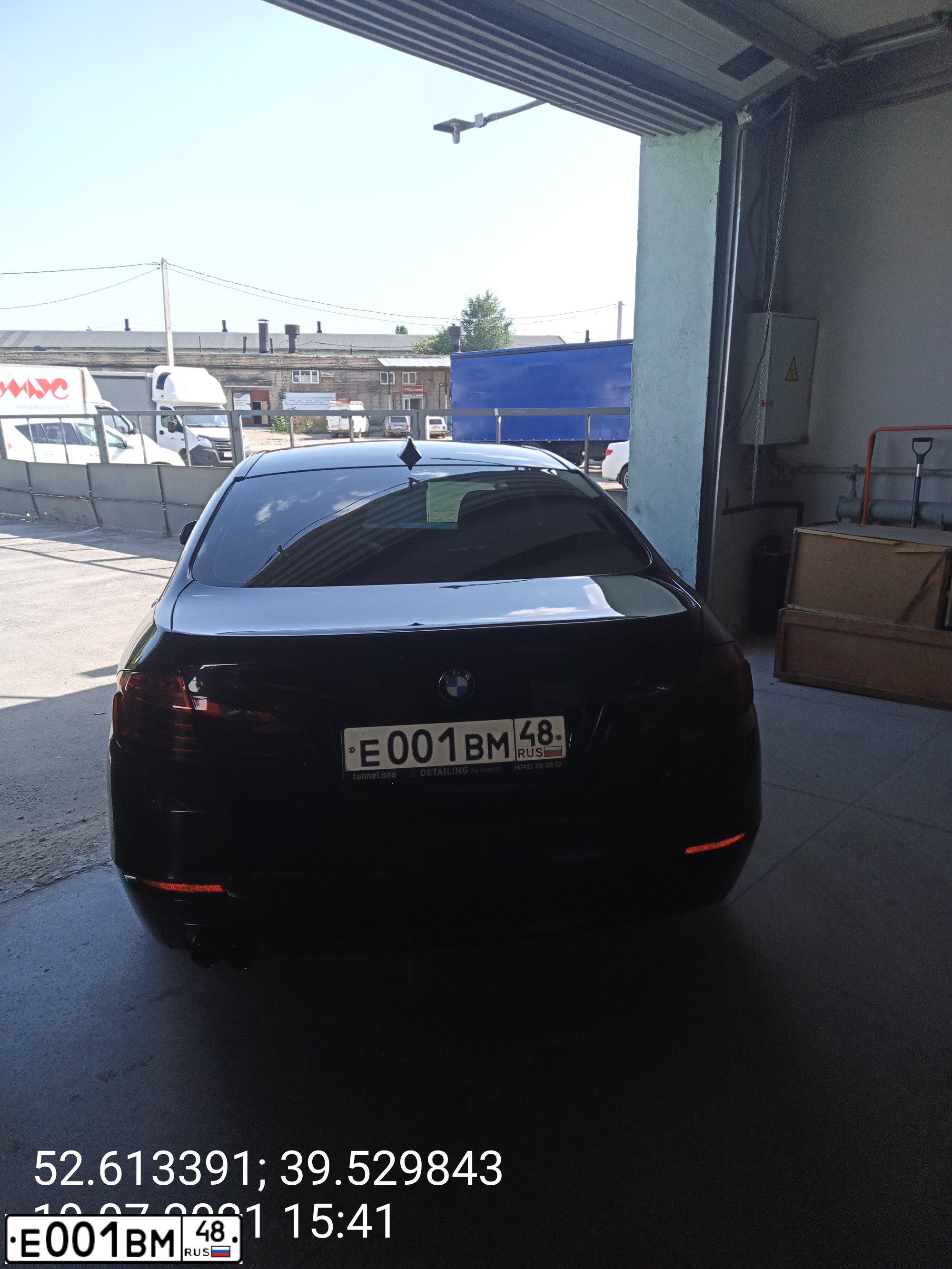 Фото автомобиля LADA 2190 GRANTA, 2013 — госномер Е001ВМ48. Цвет: БЕЛЫЙ