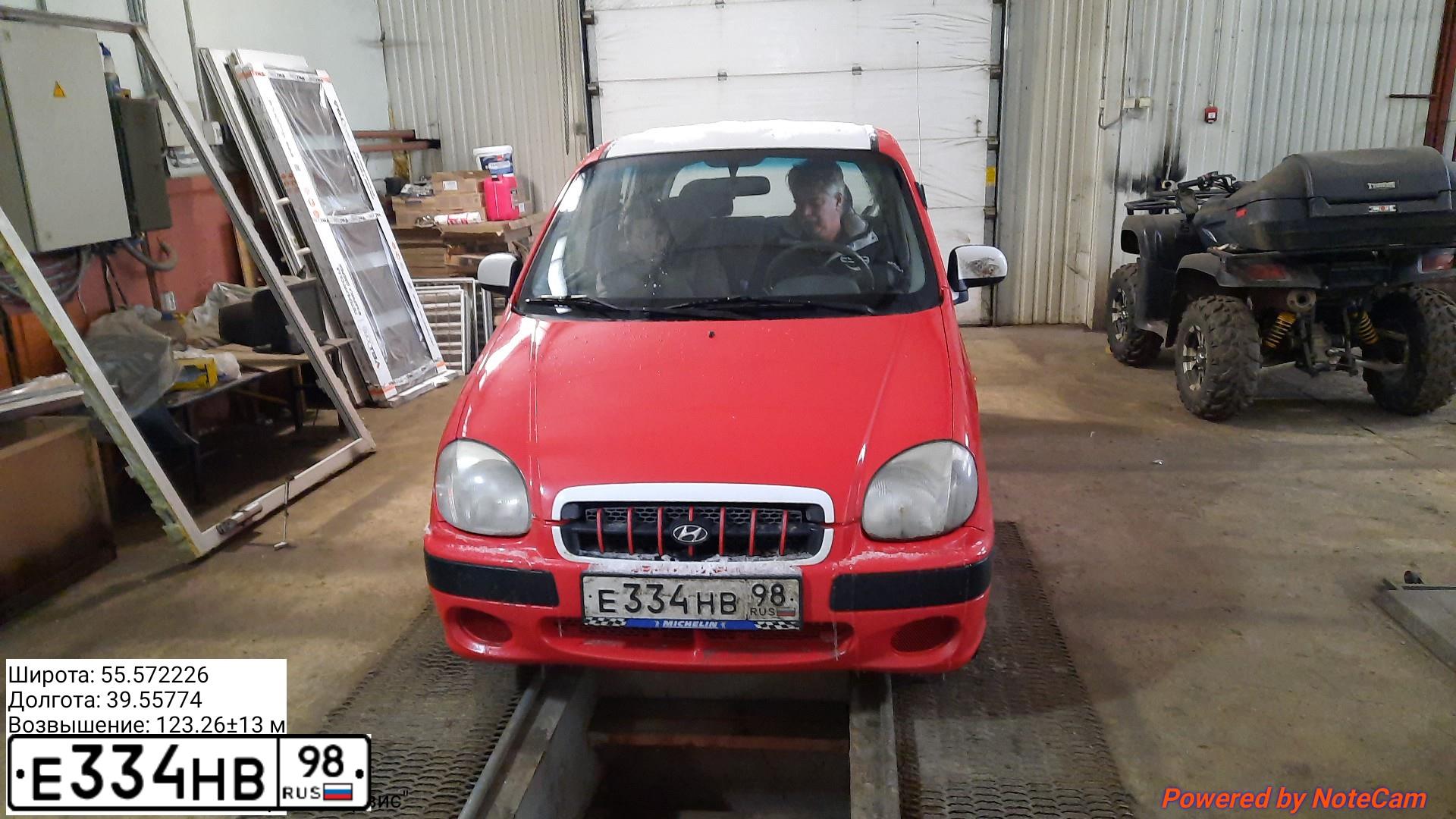 Фото автомобиля HYUNDAI ATOS, 2000 — госномер Е334НВ98. Цвет: Красный